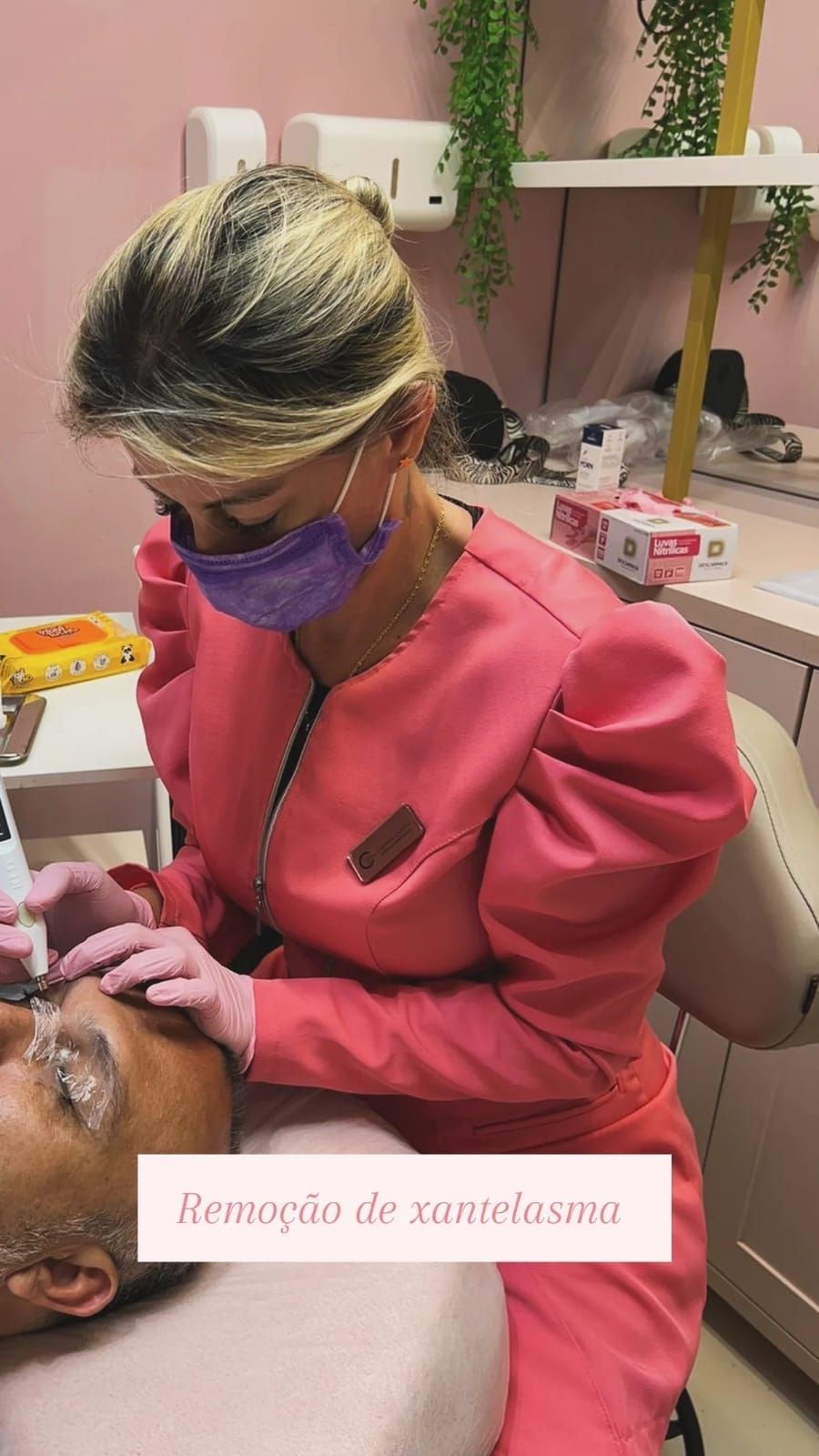 Carina Cunha realizando procedimento de Jato de Plasma em ambiente profissional